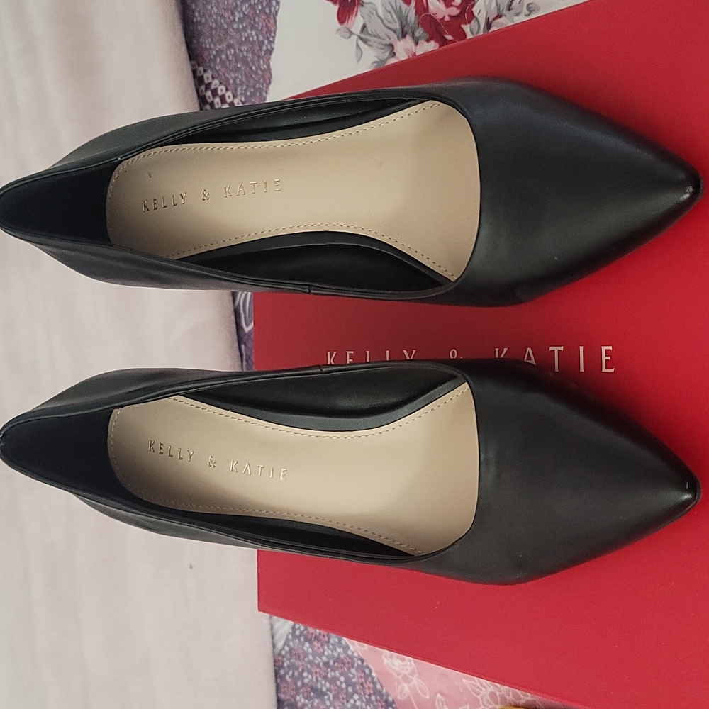 Kelly & Katie Misha pump
